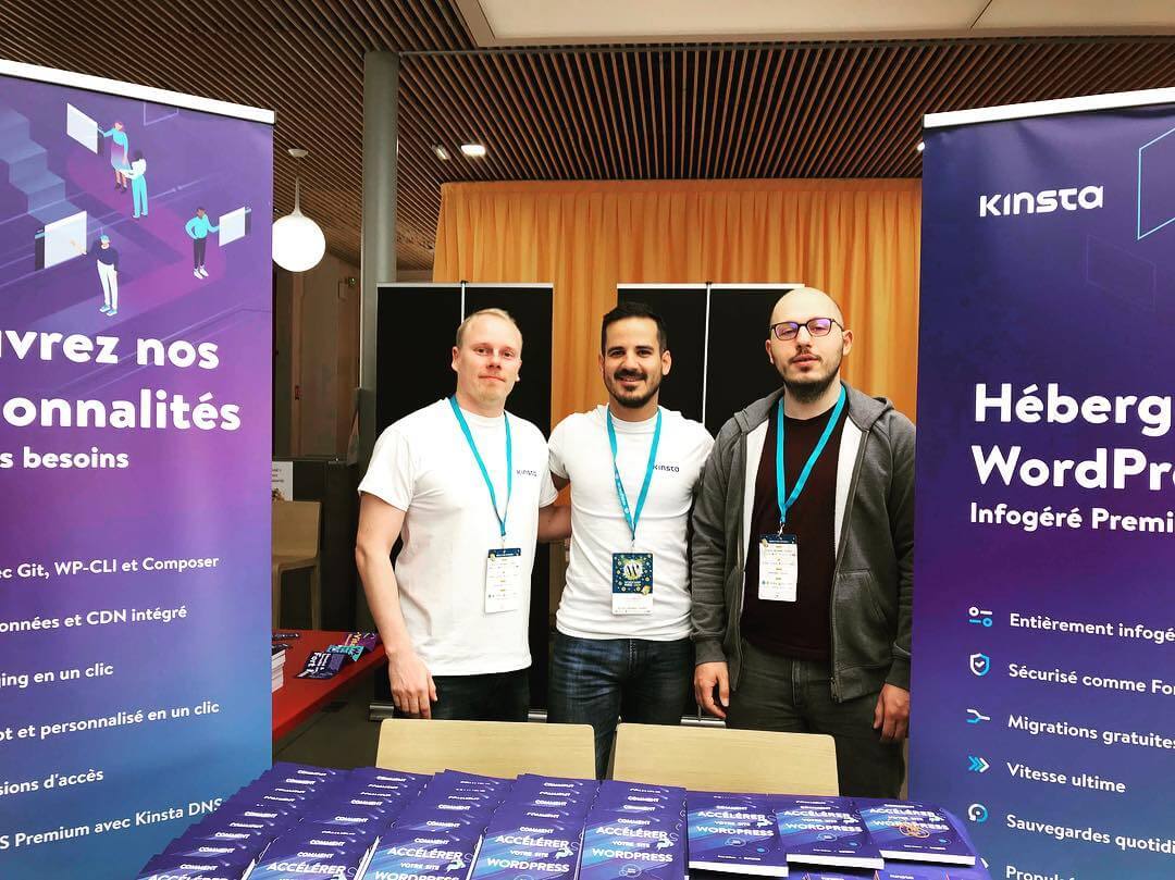 Der Kinsta-Stand beim WordCamp Paris