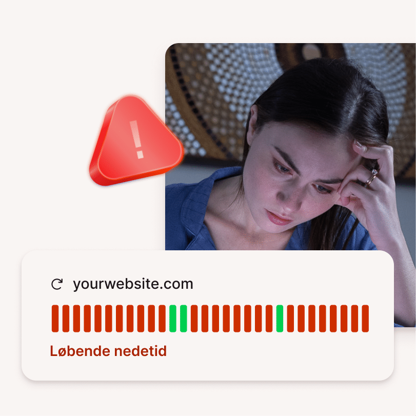 Frustreret kvinde, der kigger på en computer med en rød alarm, der viser nedetid på hjemmesiden, hvilket illustrerer stress fra nedbrud på hjemmesiden.