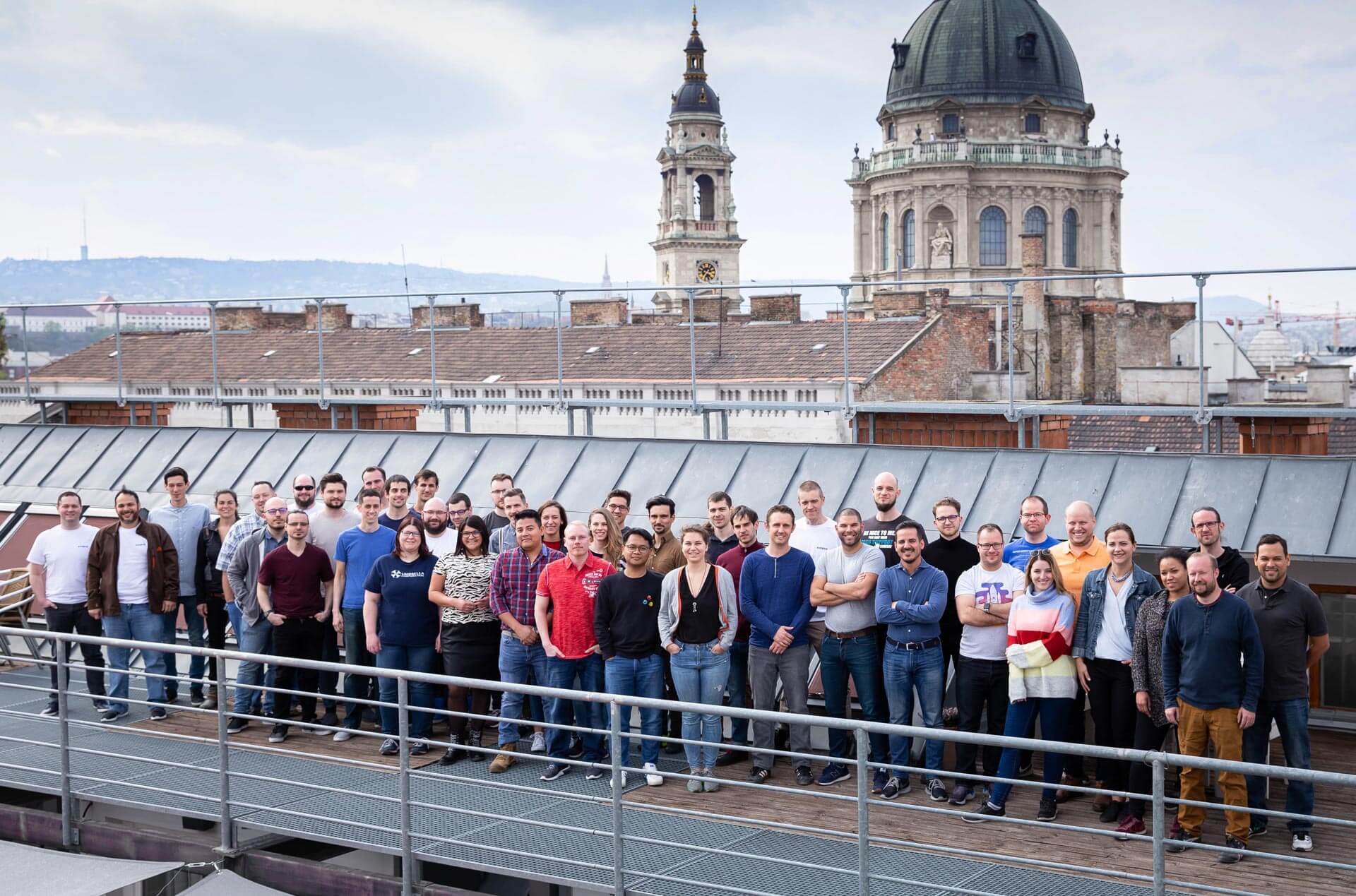 El equipo de Kinsta en la terraza de la oficina en Budapest, Hungría
