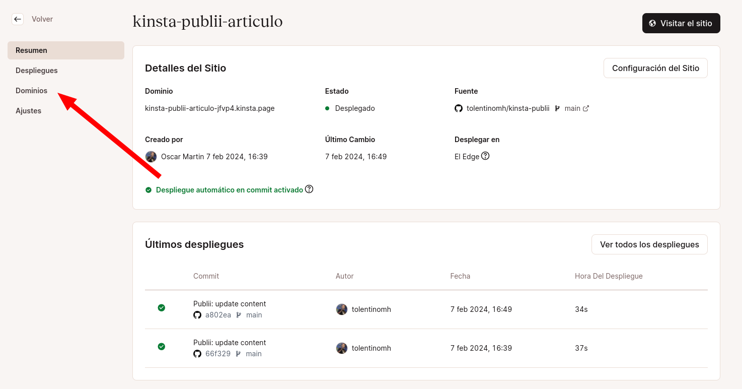 Captura de pantalla de MyKinsta con las opciones de configuración del sitio estático con una flecha señalando la opción Dominios