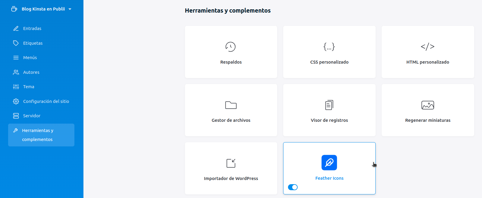 Captura de pantalla de la zona de administración de Publii en la sección de Herramientas y complementos con el complemento Feather Icons seleccionado