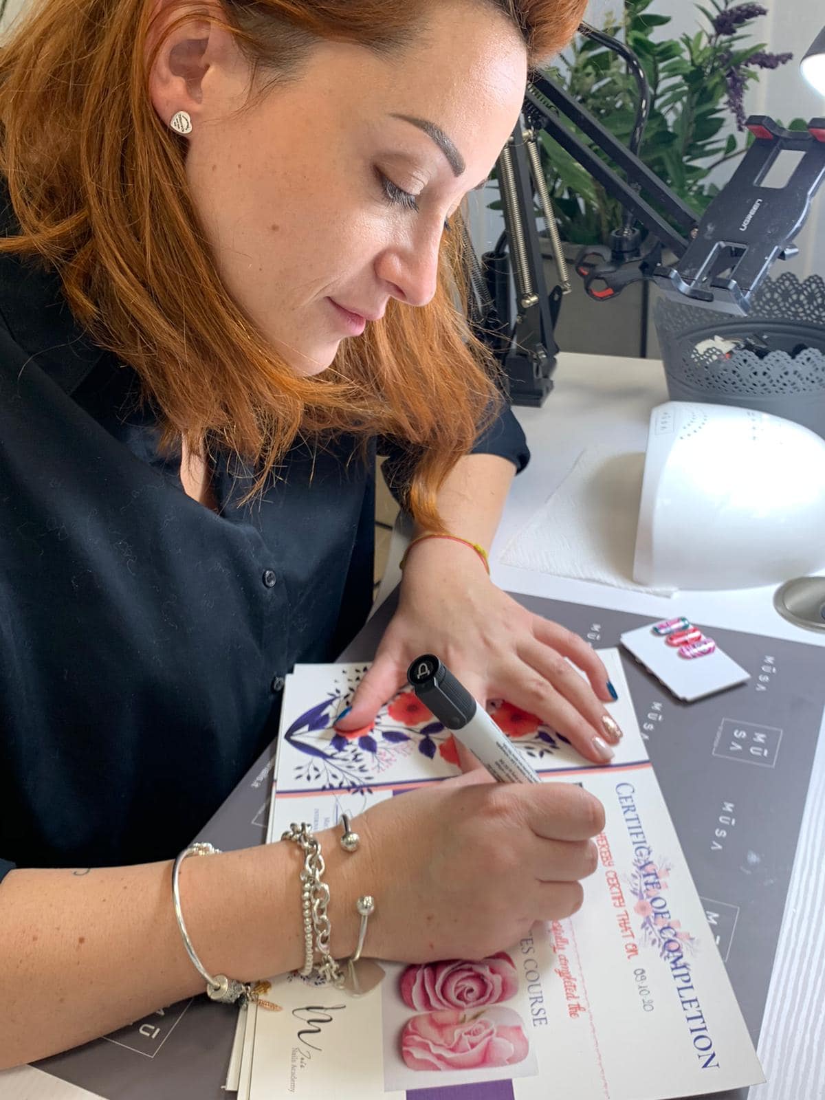 Michela Parascandolo mentre prepara un attestato di partecipazione ad un corso di Nail Artist