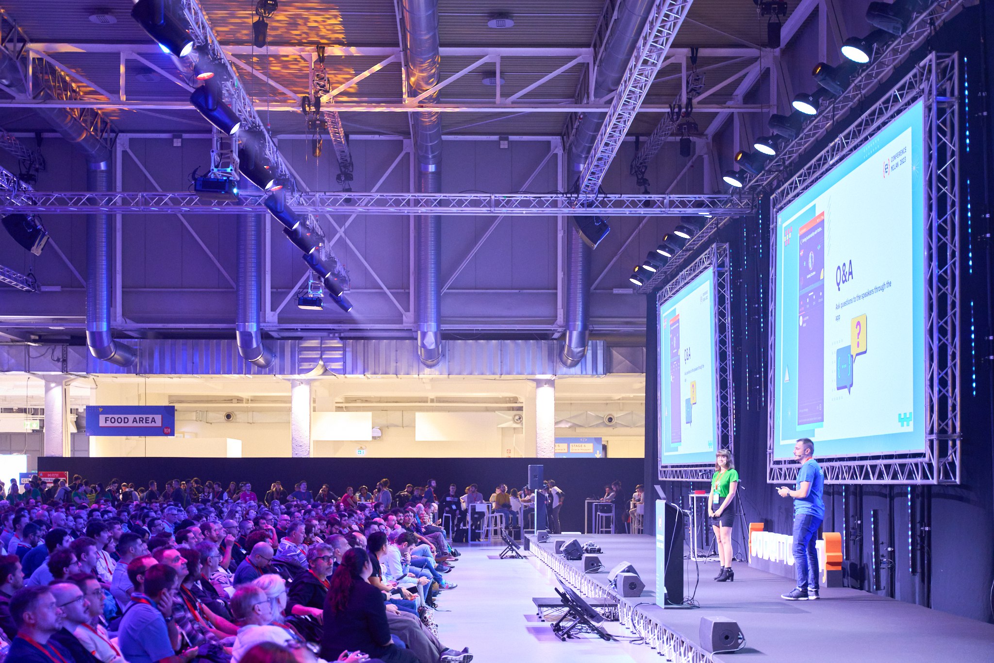 Michela Bertaina en el escenario de Codemotion 2023 en Milán