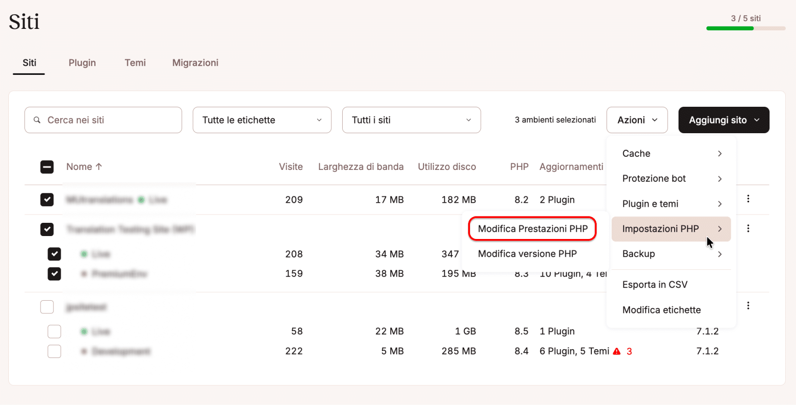 Uno screenshot della pagina “Siti” in MyKinsta con il menu “Azioni” che evidenzia le opzioni relative alle impostazioni PHP.