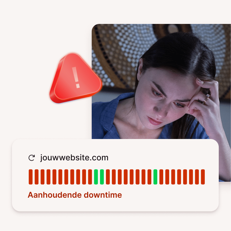Gefrustreerde vrouw die naar een computer kijkt waarop een rode waarschuwing voor website-uitval wordt weergegeven, wat de stress van site-uitval illustreert.