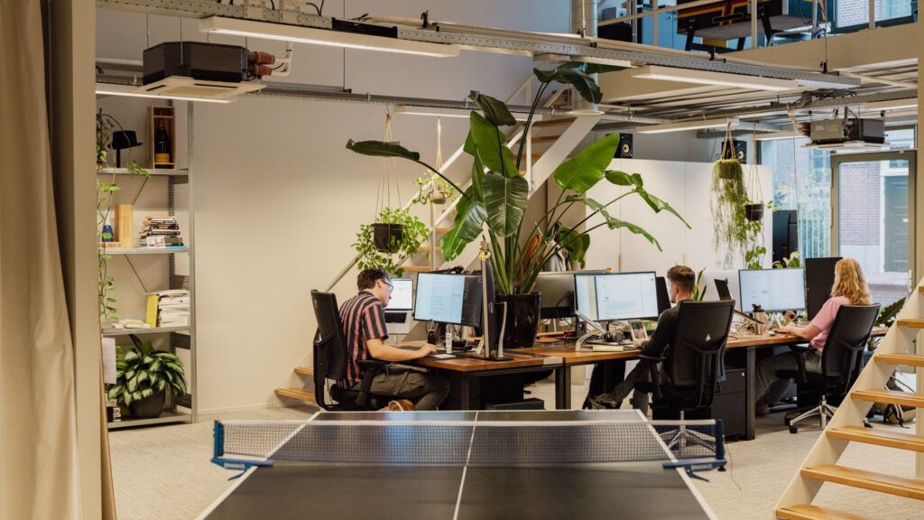 Afbeelding van werkende mensen in het Two Fifty kantoor