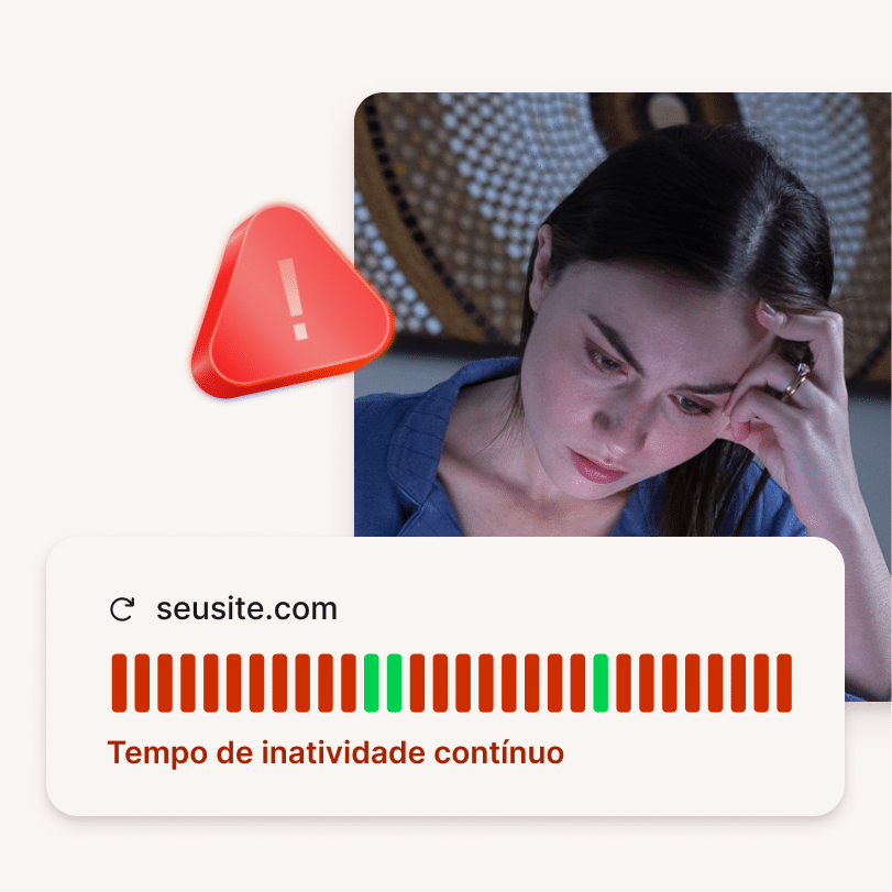 Mulher frustrada olhando para o computador com um alerta vermelho indicando indisponibilidade do site, ilustrando o estresse causado por quedas de site. Em vez de comemorar, você está em pânico.