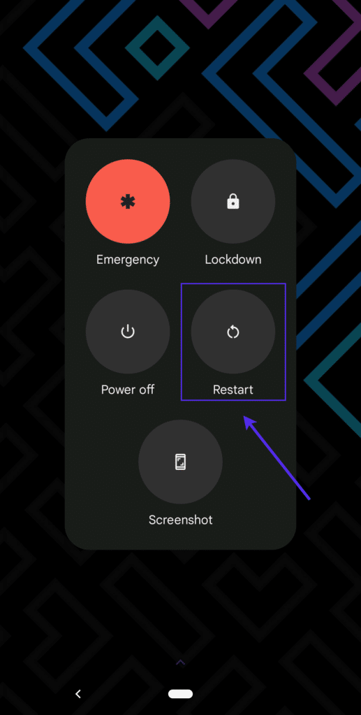 Et skærmbillede af Androids strømmenu med en pil, der peger på knappen "Genstart".