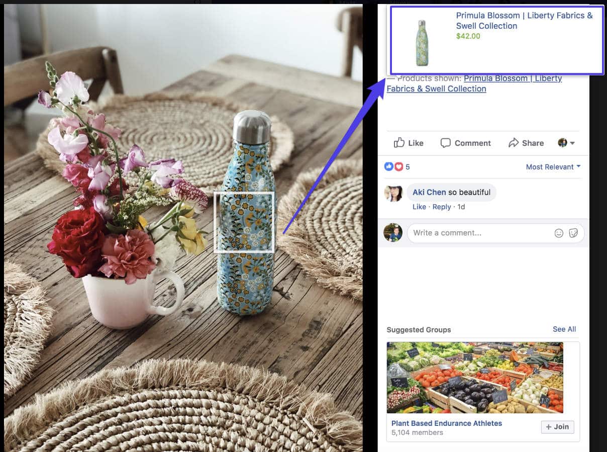 Schermata di un post Facebook di S’well Bottle con la foto di una delle loro bottiglie su una bella tavola floreale: quando si inquadra la bottiglia compare un pop-up con il nome del prodotto e il prezzo