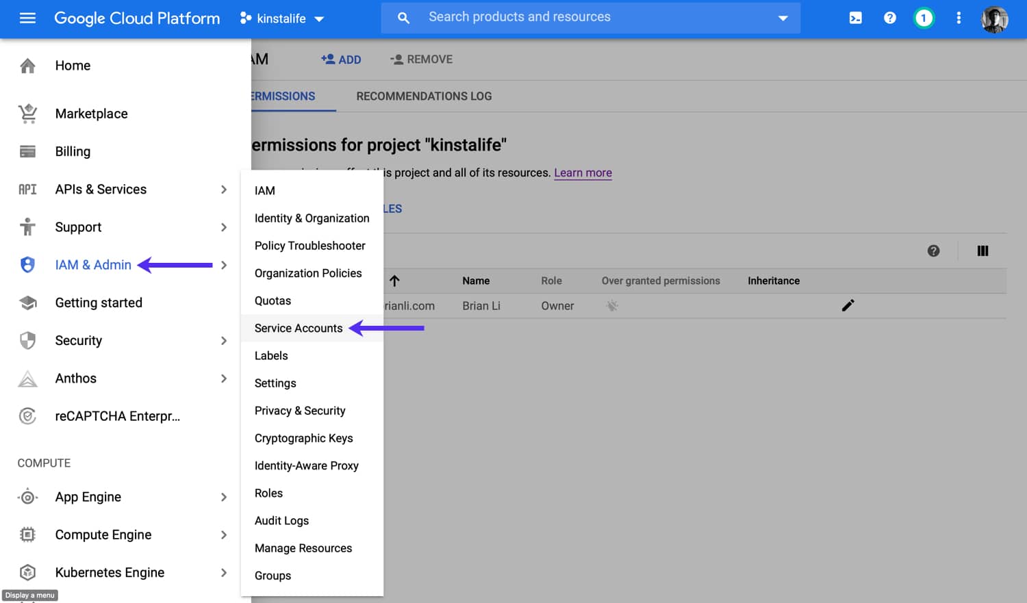 Schermata Google Cloud Platform: nel menu admin a sinistra due frecce viola indicano la voce IAM & Admin e la voce di sottomenu Service Accounts.