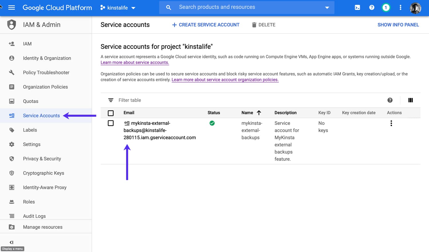 Schermata Service accounts di Google Cloud Platform: una freccia viola indica la voce Service Accounts nel menu admin, e un’altra indica il Service Account kinstalife appena creato.