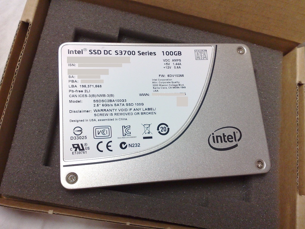 Um SSD de 2,5 polegadas de baía. (Fonte de imagem: Dsimic, via Wikimedia Commons)