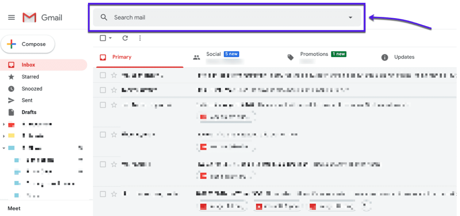 Una freccia e una casella evidenziata che indica la barra di ricerca nella parte superiore di Gmail