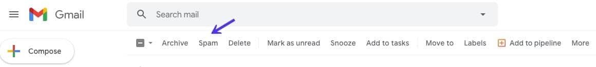 Una freccia che punta alla cartella "Spam" vicino alla parte superiore di Gmail