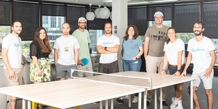 Hardbacon's team van werknemers rond een pingpongtafel