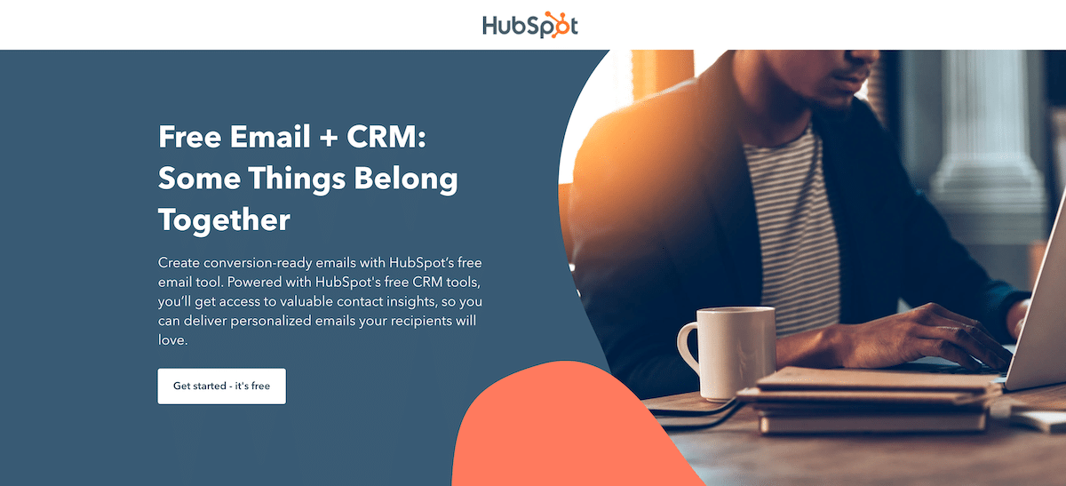 Homepage di HubSpot Email Marketing che dice “Free Email + CRM: Some things belong together” 