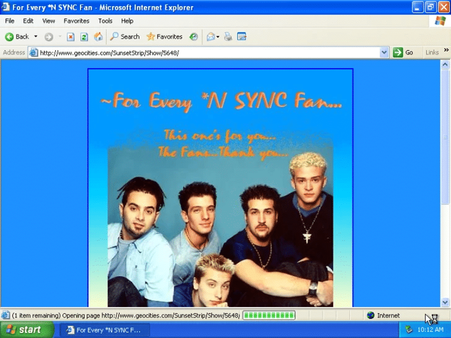 Screenshot di un vecchio sito web GeoCities che mostra un'immagine della band NSYNC su uno sfondo blu sovrapposto a un testo giallo che dice '~For every N SYNC fan... This one's for you... The fans... Thank you..