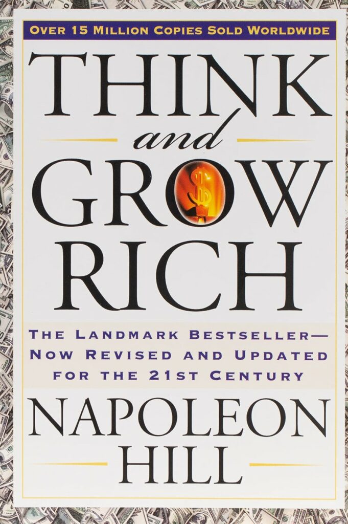 Cover of the book Think and Grow Rich by Napoleon Hill con il titolo in grandi lettere nere e immagini di banconote di dollari sullo sfondo.