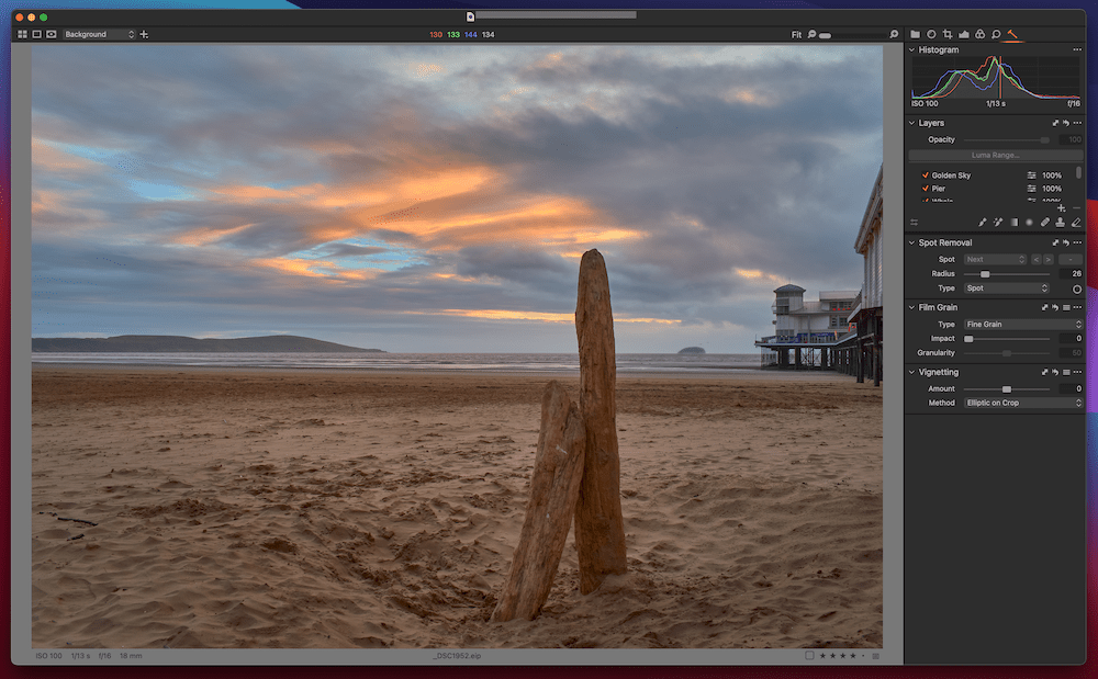 Ein Beispiel für die Bearbeitung einer RAW-Datei in Capture One, geöffnet für ein Bild von zwei stehenden Treibholzblöcken an einem Strand bei Sonnenuntergang.