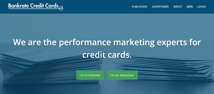 Bankrates affiliate side, der sigers "We are the performance marketing experts for credit cards." i hvid tekst mod en blå baggrund, der overlejrer et billede af filmapper.