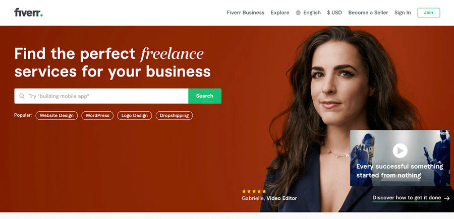 Fiverrs hjemmeside, der siger, "Find the perfect freelance services for your business" i hvid tekst på rød baggrund med en brunette kvinde til højre.