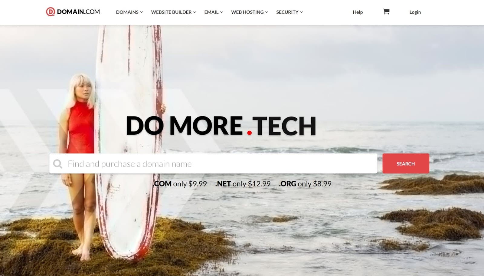 Homepage del sito Domain.com con una ragazza in costume rosso che regge una tavola da surf e guarda il mare
