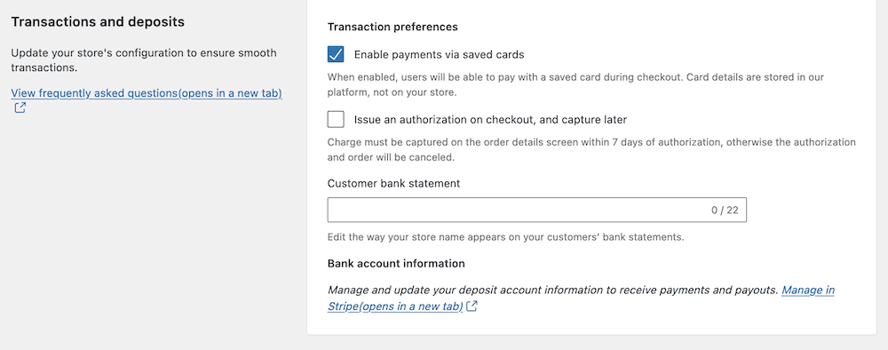 Der Bereich Transaktionseinstellungen von WooCommerce Payments zeigt ein Feld zur Eingabe deines Firmennamens und Kästchen zur Aktivierung von Zahlungen mit gespeicherten Karten und einer verzögerten Kartenerfassung.