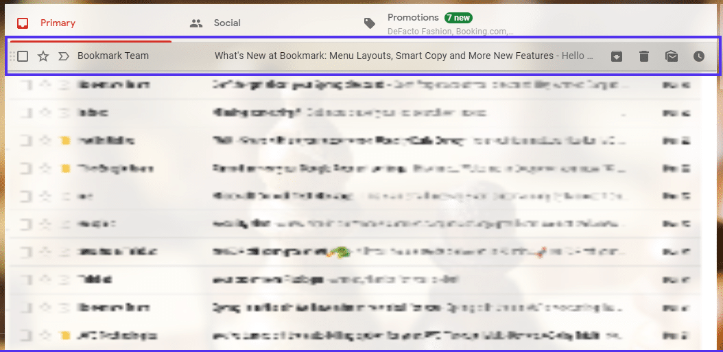 Una bandeja de entrada de Gmail abierta con el correo electrónico más reciente resaltado.