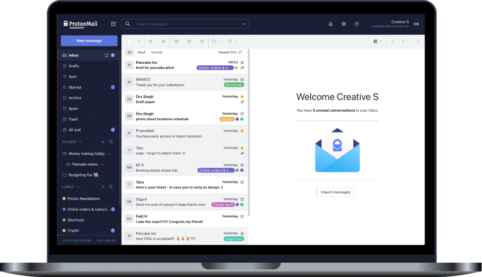 Uma caixa de entrada ProtonMail mostrada em um laptop