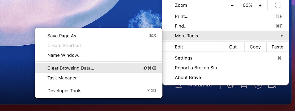 El menú del navegador Brave, mostrando las opciones "Más herramientas" y "Borrar datos de navegación" delante de la pantalla de inicio por defecto de Brave.