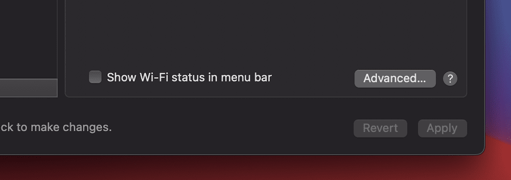 Una parte de la pantalla de Red de macOS, que muestra una casilla de verificación para mostrar el estado del Wi-Fi en la barra de menús, y el botón "Avanzado".