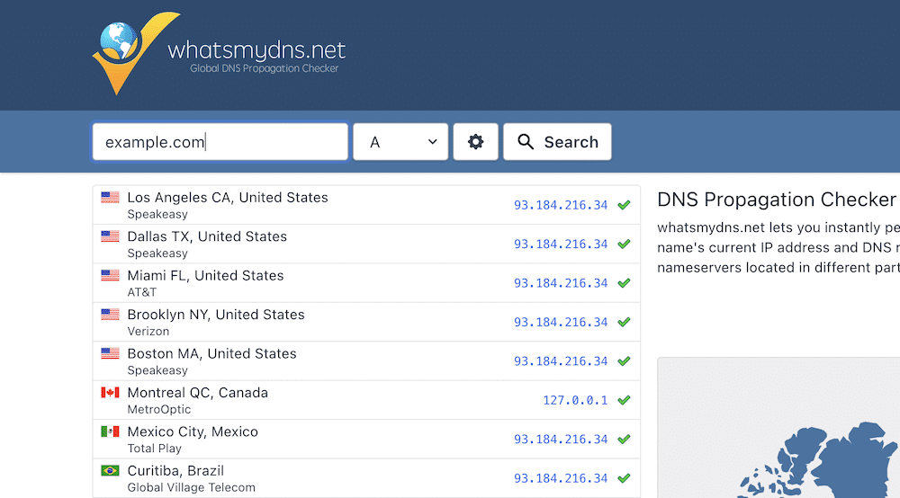 Die WhatsMyDNS? Seite zeigt eine Liste von IP-Adressen für example.com mit grünen Häkchen, die anzeigen, dass die Adresse weitergegeben wird.