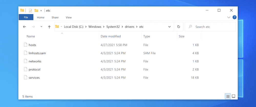 Un explorador de archivos de Windows que muestra el contenido de la carpeta "etc" junto con algunos detalles sobre cada archivo que contiene.