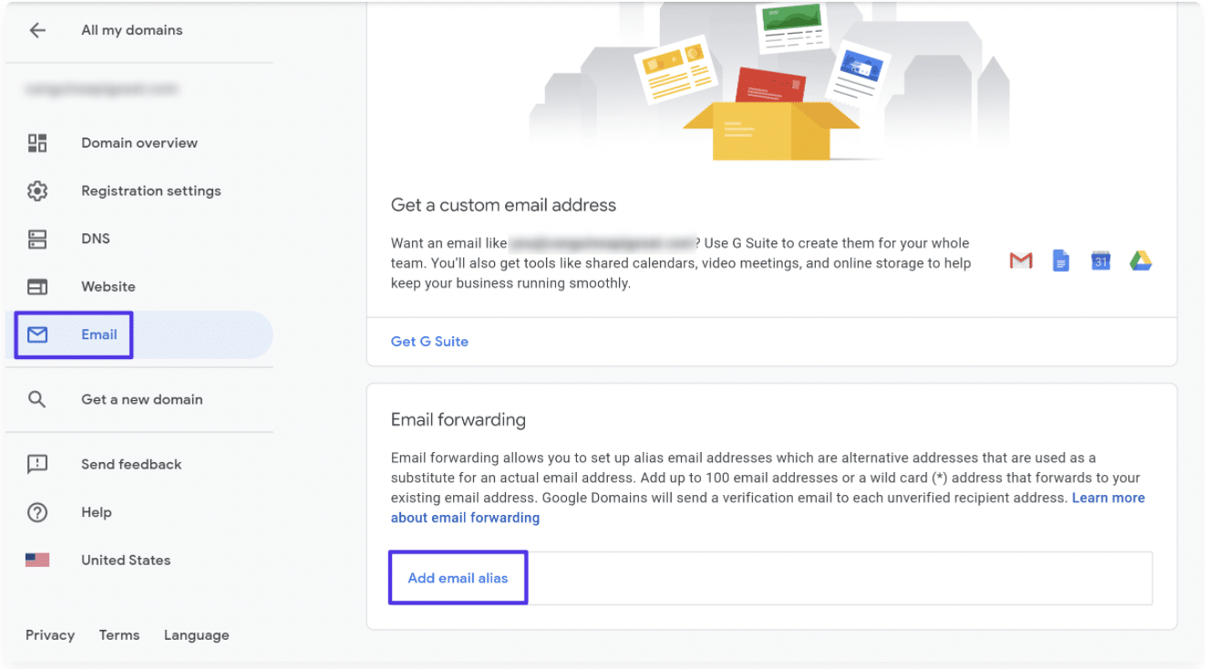 Google Domains Benutzermenü mit einer linken Sidebar mit hellgrauem Hintergrund und dunkelgrauem Text und einem Hauptteil mit weißem Hintergrund und grauem Text. Die Registerkarte E-Mail in blauem Text zeigt, dass Google E-Mail-Weiterleitungen für bis zu 100 Adressen anbietet und du E-Mail-Aliase hinzufügen kannst. 