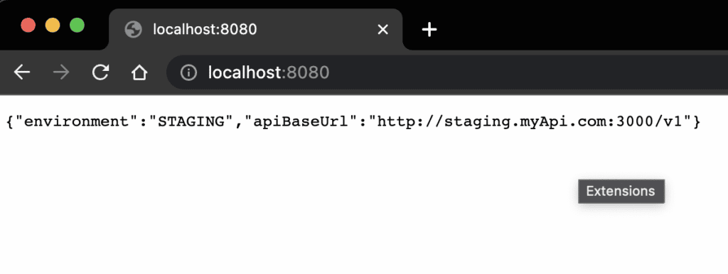 Ein JSON-Objekt mit den Schlüsseln environment und apiBaseUrl und den Werten STAGING und http://staging.myApi.com:3000/v1 wird jeweils auf einer leeren HTML-Seite ausgegeben.