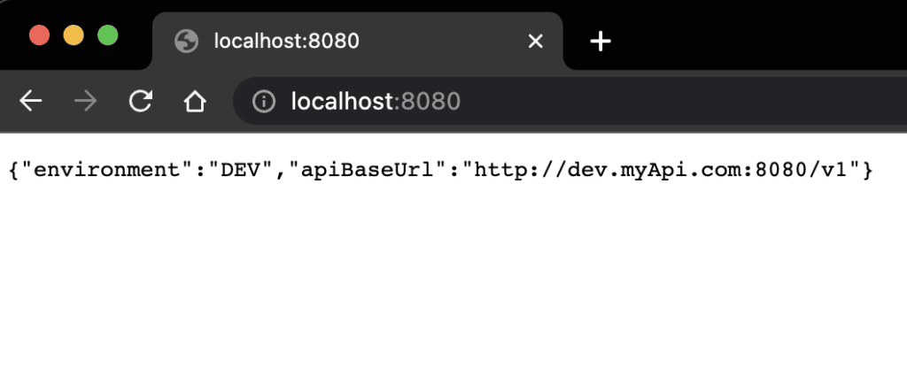 Ein JSON-Objekt mit zwei Schlüsseln environment und apiBaseUrl mit den Werten DEV und http://dev.myApi.com:8080/v1 wird auf einer leeren HTML-Seite ausgegeben.
