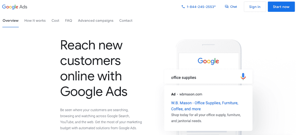 Página inicial do Google Ads com uma página principal com a leitura "Alcance novos clientes online com o Google Ads" seguida por um sinopse que diz: "Seja visto onde seus clientes estão pesquisando, navegando e assistindo através do Google Search, YouTube e a web". Obtenha o máximo de seu orçamento de marketing com soluções automatizadas do Google Ads". À direita deste texto está um telefone celular sobreposto a um resultado de pesquisa do Google para a frase, "material de escritório". 