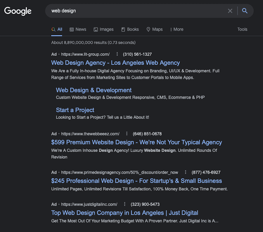 Wie Google-Anzeigen in den SERPs erscheinen. Dieses Beispiel zeigt die Ergebnisse des Begriffs "Webdesign", gefolgt von Anzeigen für verschiedene Webdesign-Agenturen.
