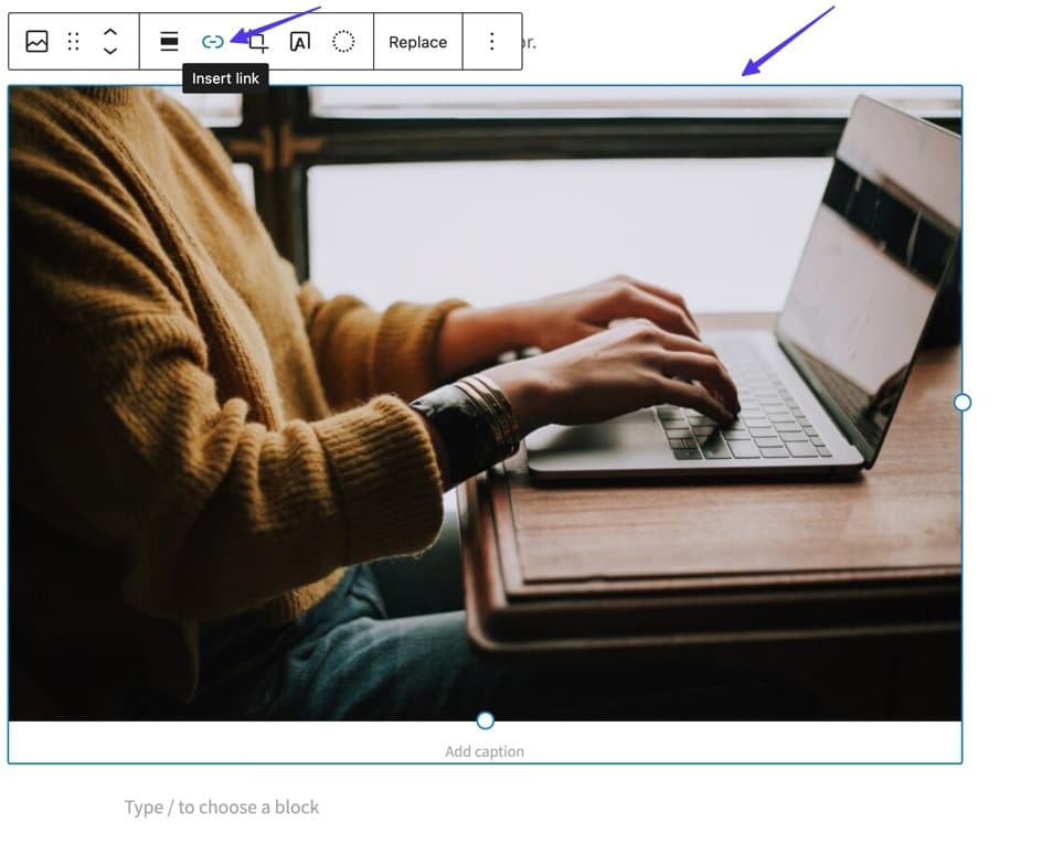 Schermata dell’editor Gutenberg di WordPress: sopra l’immagine compare il menu con le opzioni immagine. Una freccia indica l’icona del link.