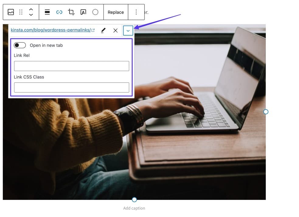 Un’immagine selezionata nell’editor articoli di WordPress: c'è un pulsante a forma di freccetta verso il basso che mostra i campi per aprire in una nuova scheda, il link rel e la classe CSS del link.