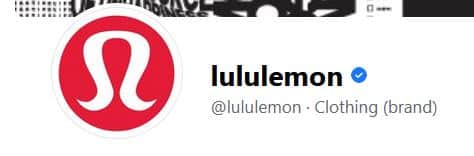 Banner della Pagina Facebook del brand Lululemon con il badge blu di verifica a fianco al nome