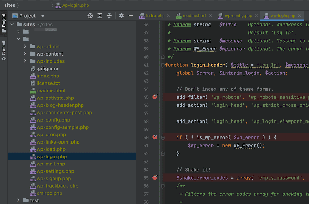 Et nærbillede af PhpStorm-grænsefladen, der viser en træmappe til venstre og kodningspanelet til højre. Inden for redaktørens gutter er der røde prikker med hvide flueben på linje 45, 50 og 55. Disse er brudpunkter til fejlretning.