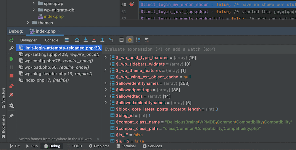 Una schermata parziale di PhpStorm, che mostra un pannello di debugger aperto. A sinistra sono mostrati vari punti di interruzione, completi di nomi di file, numeri di riga e riferimenti a funzioni. A destra sono mostrati i valori delle variabili presenti nel codice, insieme ai tipi di valore.