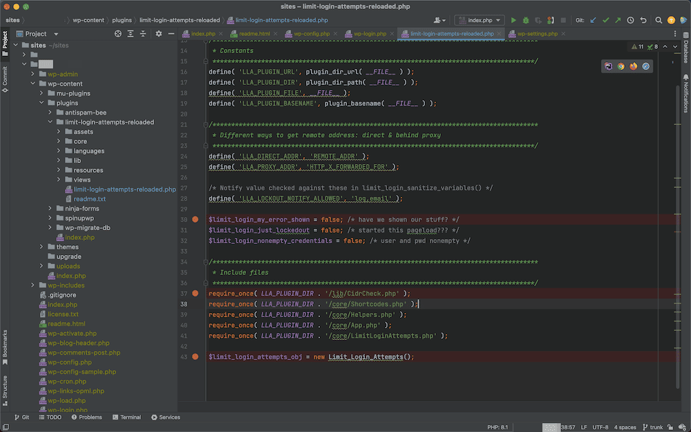 PhpStorm-grænsefladen med en træmappe til projektet til venstre, der bruger hvid, blå og gul tekst. Den højre side indeholder PHP-kode til et WordPress-plugin, der bruger orange, lilla, grøn og hvid tekst.