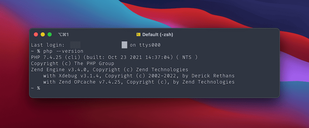 Big Sur blå, rød og lilla gradient skrivebordsbaggrund, der viser et macOS Terminal-vindue. Den viser kommandoen "php -version" sammen med PHP-versionsnummeret, en copyright-meddelelse og installerede versioner (komplet med versionsnumre) til Zend Engine, Xdebug og Zend OPcache.