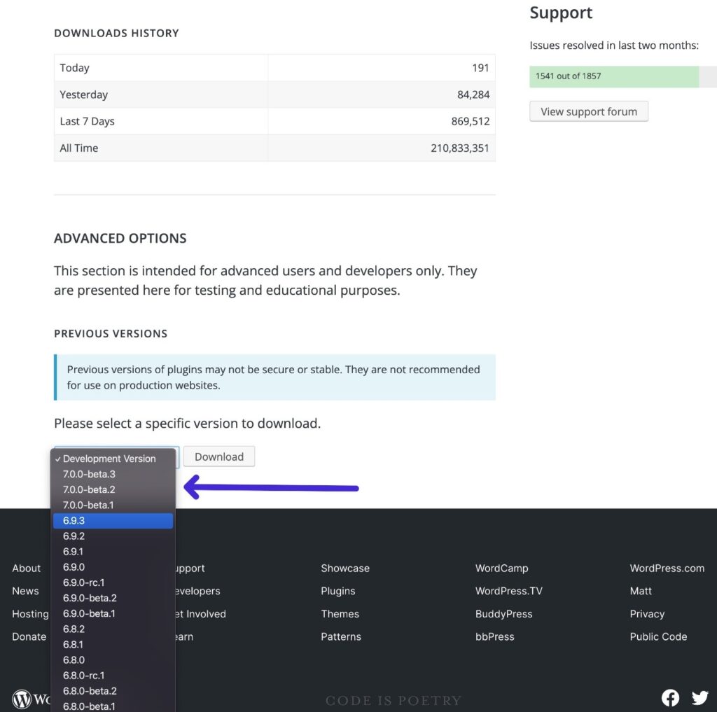 Alla fine della pagina di presentazione di WooCommerce in WordPress.org trovate il menu a tendina da cui scegliere la versione di WordPress che volete usare.