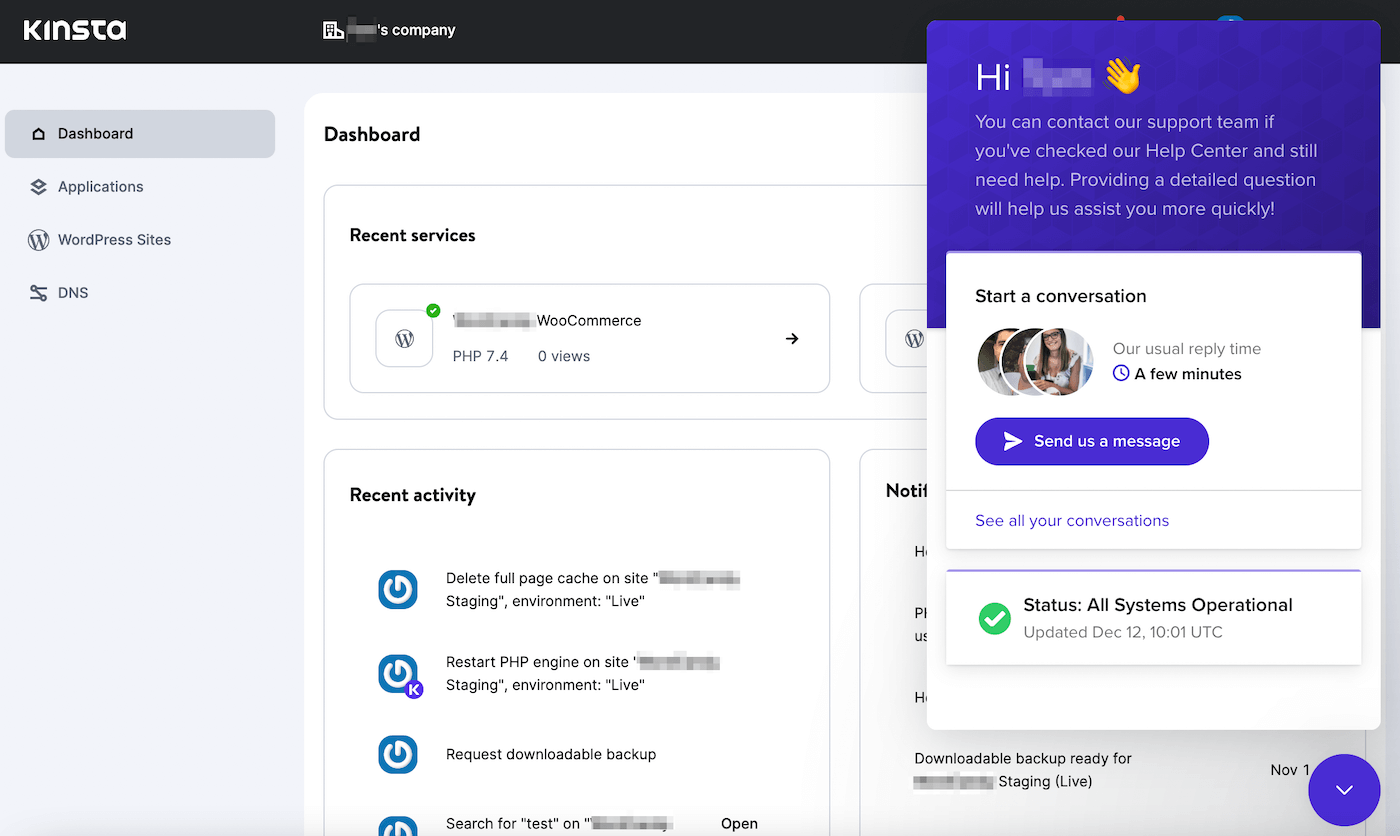 Schermata di MyKinsta: in primo piano, sulla destra, è aperta la chat del supporto con il pulsante viola che invita a scirvere un messaggio di richiesta di assistenza.