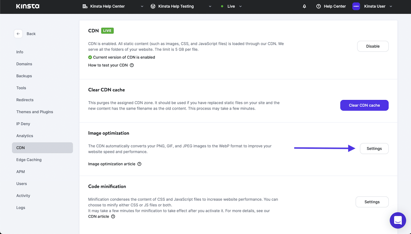 Una flecha apuntando al botón "Configuración" para activar la optimización de imágenes en MyKinsta.