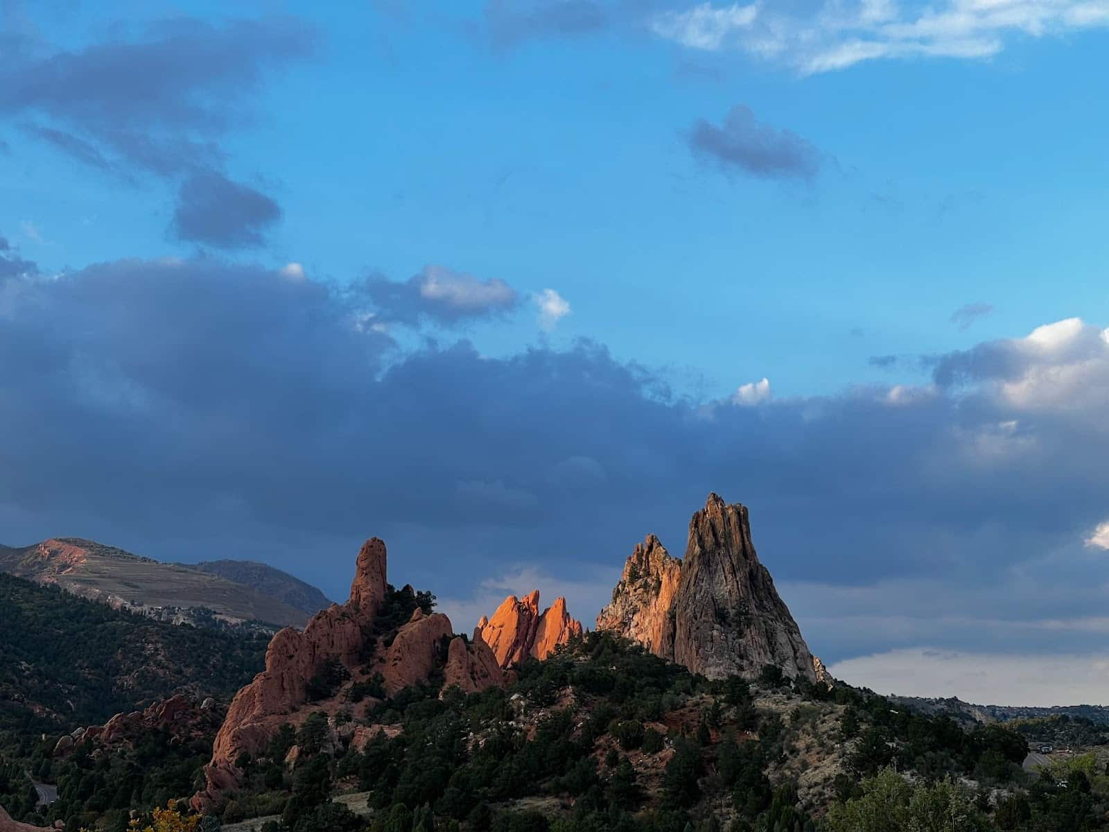 Ein Felsengebirge im Garden of the Gods in Colorado Springs, CO, unter einem blauen, wolkenverhangenen Himmel