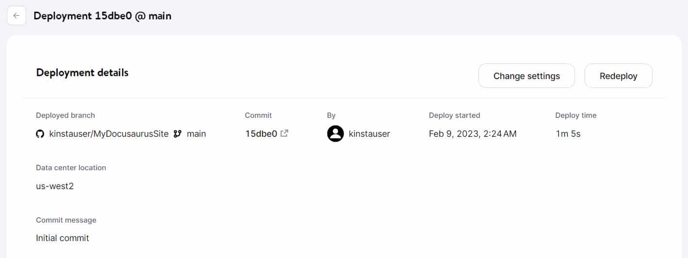 MyKinsta の「デプロイメントの詳細」ページ（デプロイしたブランチ名、コミット番号、付随するコミットメッセージ、デプロイ時間、選択したデータセンターの場所など）
